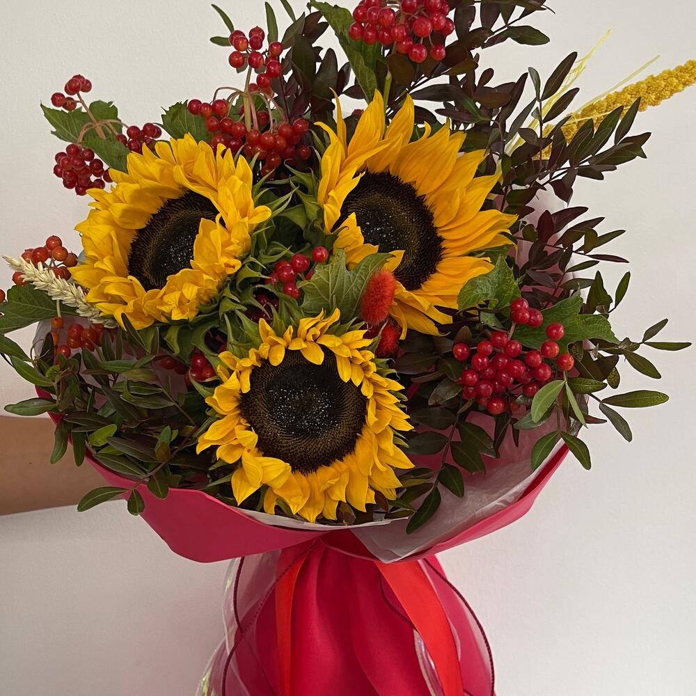 Яркий букет в дизайнерском оформлении Яркий букет в дизайнерском оформлении